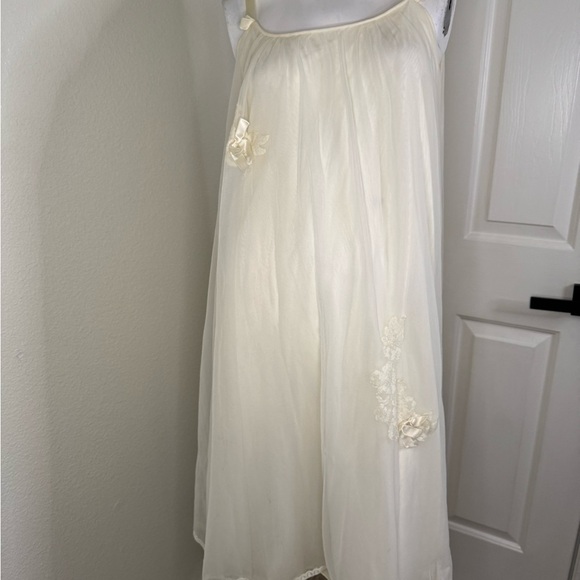 1960 Vintage Cream Chemise with Lace Detailing and Flowing Sleeves.  #148 - Picture 13 of 13